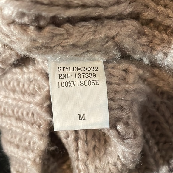 Like New “Dreamers” Cozy Sweater - M - Picture 5 of 6